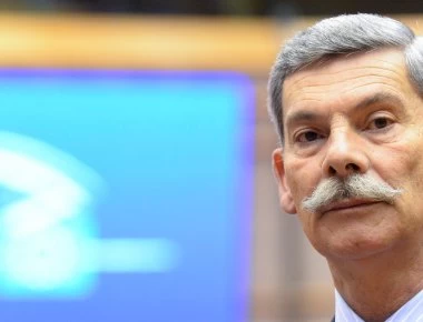 Στρατηγός ε.α. & τ.ευρωβουλευτής Ελ.Συναδινός: «Ο υπουργός Εθνικής Αμυνας Ε.Αποστολάκης είναι ένας προδότης»!